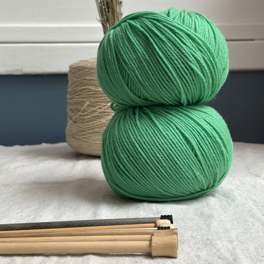 Universal Yarn Deluxe DK weight yarn - pure wool yarn, superwash - thespinninghand