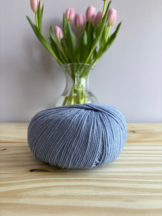 Universal Yarn Deluxe DK weight yarn - pure wool yarn, superwash - thespinninghand