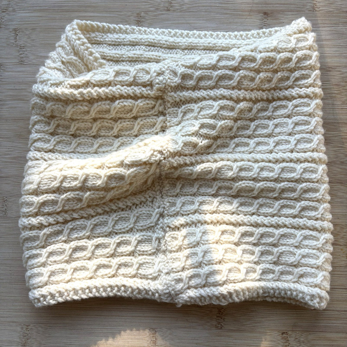 Cable knit cream wool cowl - Aran cabled pattern - thespinninghand
