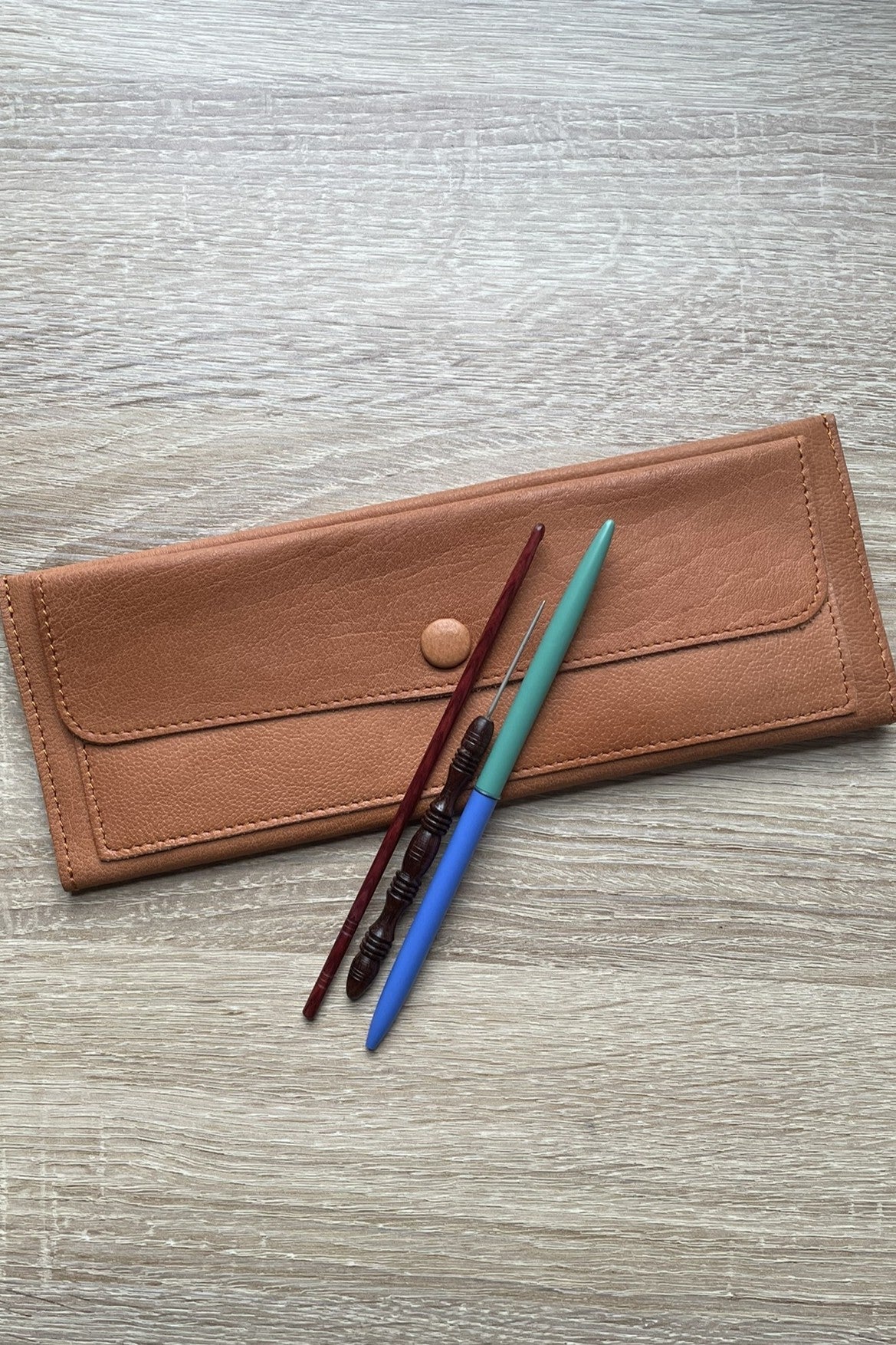 Crochet hook storage, knitting tool storage - Hattie leather case from MUUD - thespinninghand