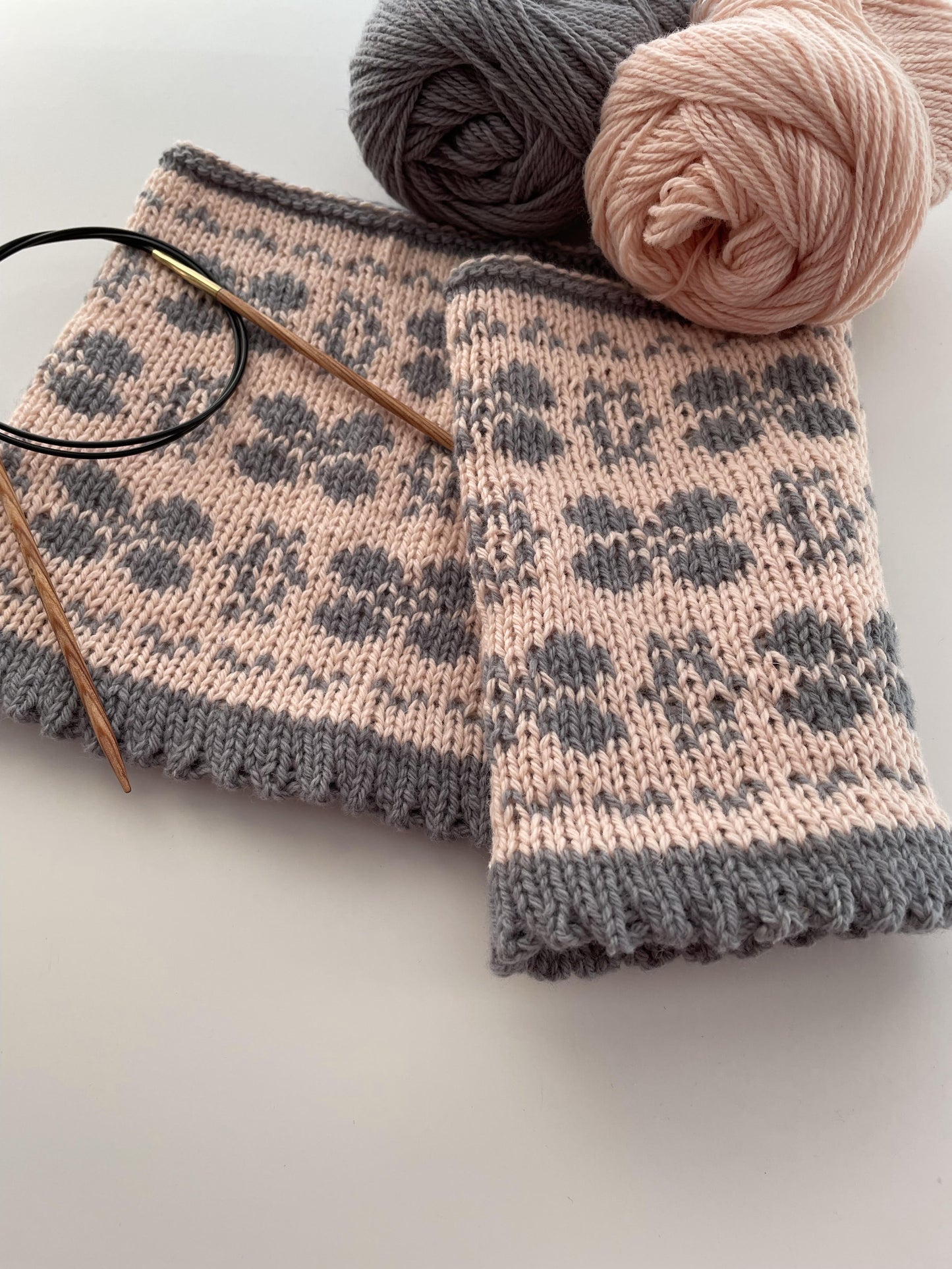 Lucky Cowl Knitting Pattern | Easy Colorwork Knitting - thespinninghand