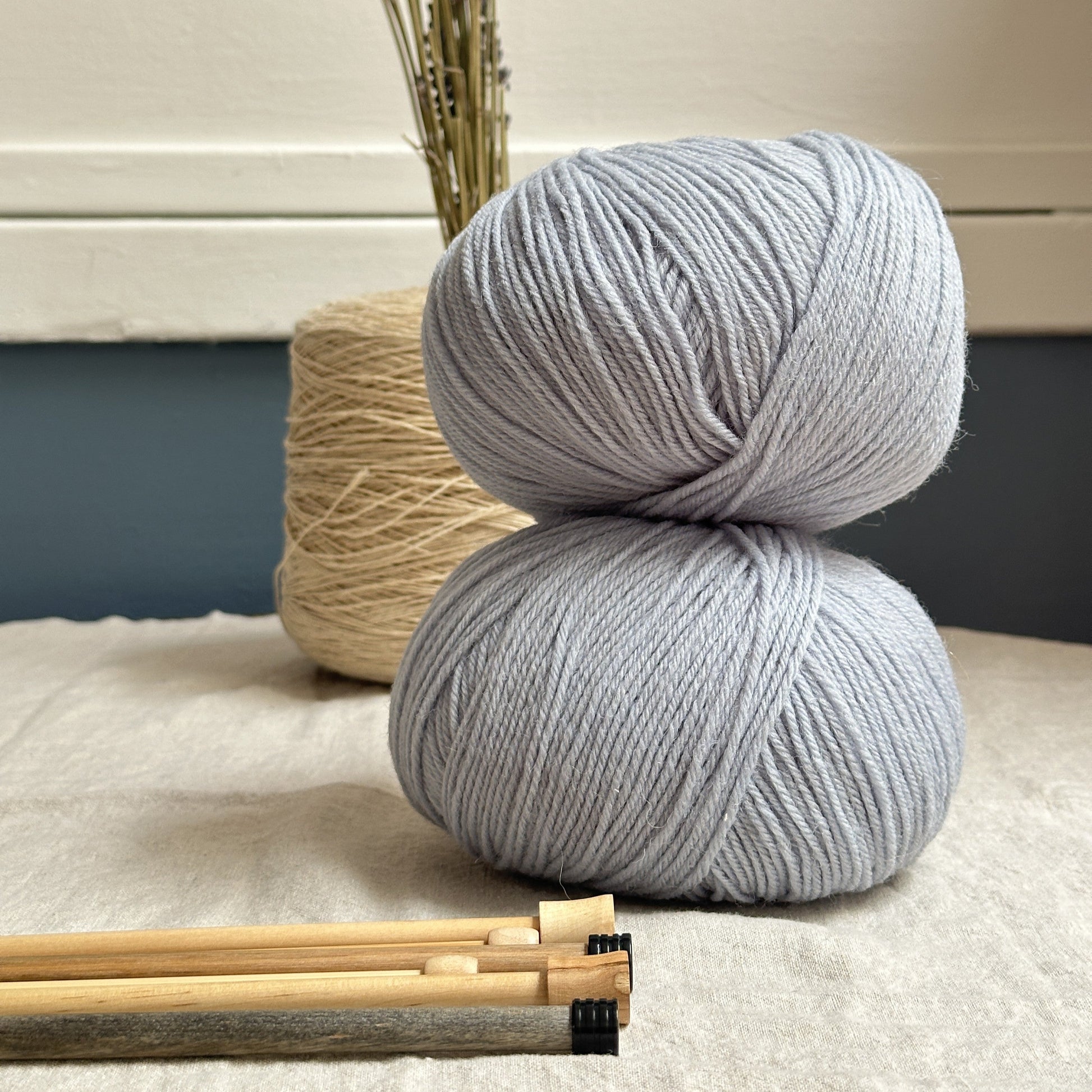 Universal Yarn Deluxe DK weight yarn - pure wool yarn, superwash - thespinninghand