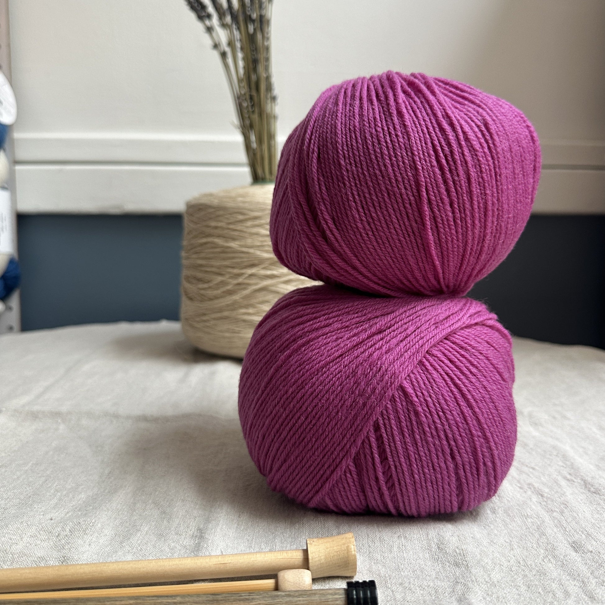 Universal Yarn Deluxe DK weight yarn - pure wool yarn, superwash - thespinninghand