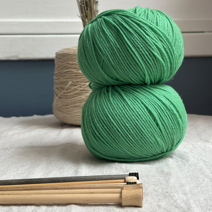 Universal Yarn Deluxe DK weight yarn - pure wool yarn, superwash - thespinninghand